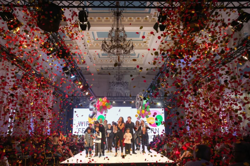 Deejay Plus sorgt für erstklassige Mode-Show-Musik auf dem Catwalk.